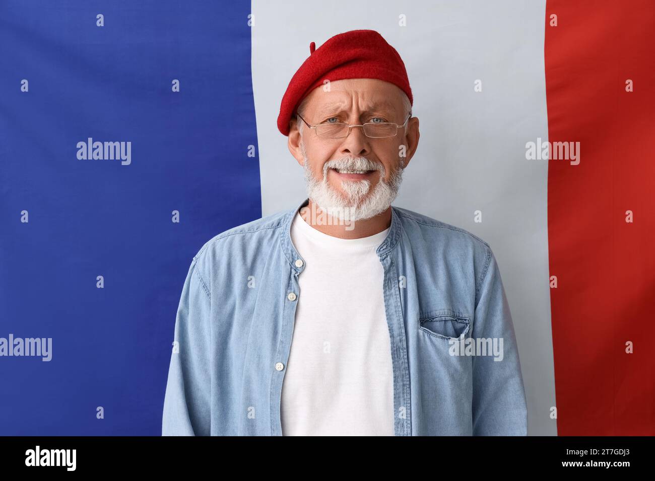 Uomo anziano contro la bandiera della Francia Foto Stock