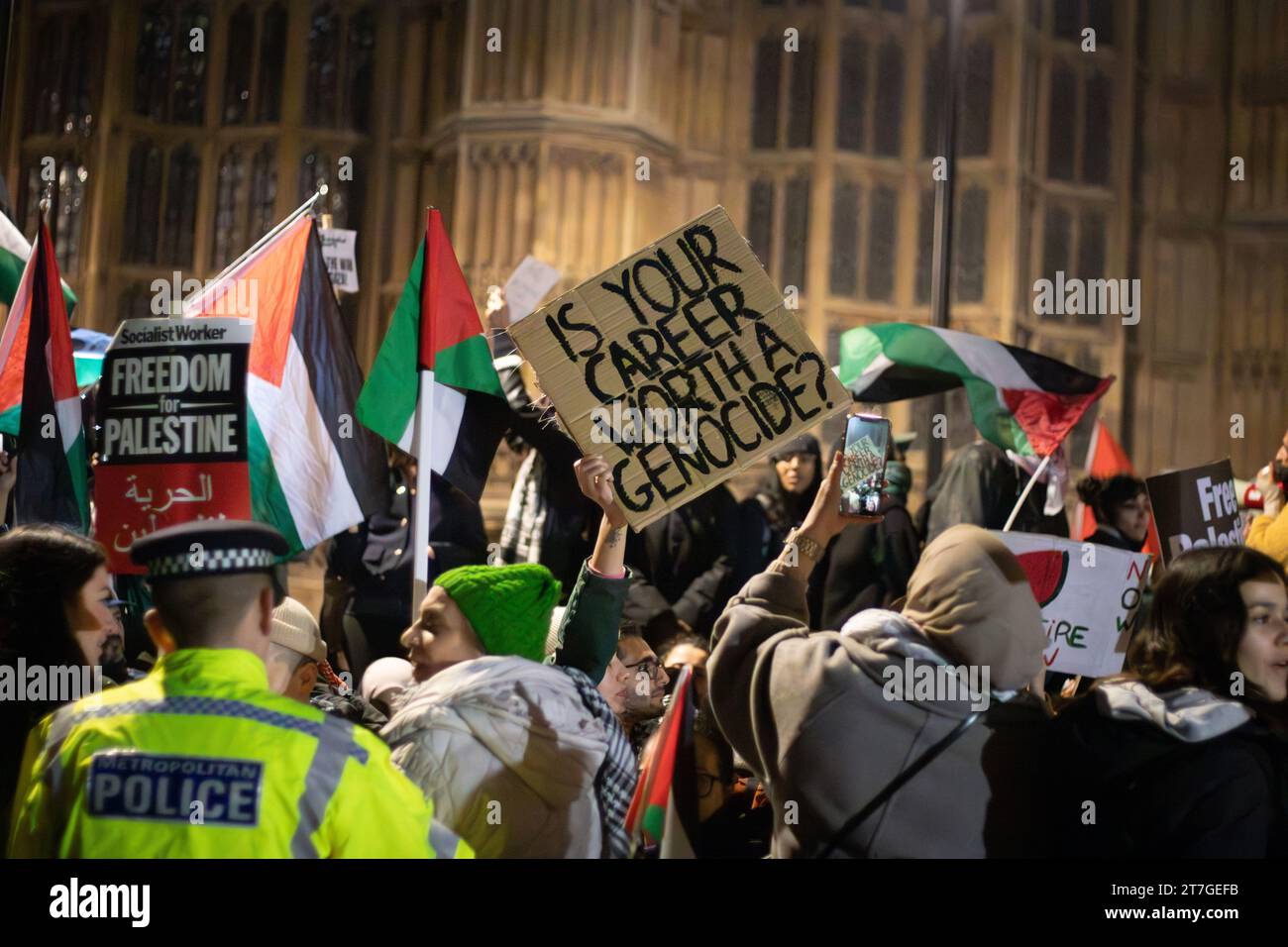 I manifestanti pro-palestinesi in possesso di cartelli partecipano a un raduno di emergenza per la Palestina fuori dal Parlamento in occasione di un voto alla camera dei comuni Foto Stock