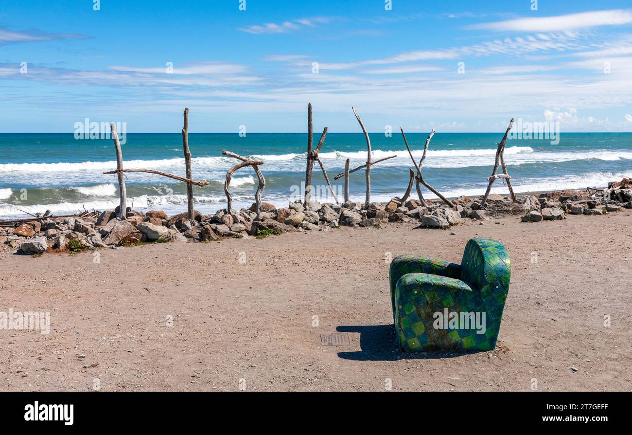 La spiaggia di Hokitika è coperta di sabbia e la gente del posto si diverte a costruire sculture dalle onde. Si tratta di una città storica della nuova Zelanda Foto Stock