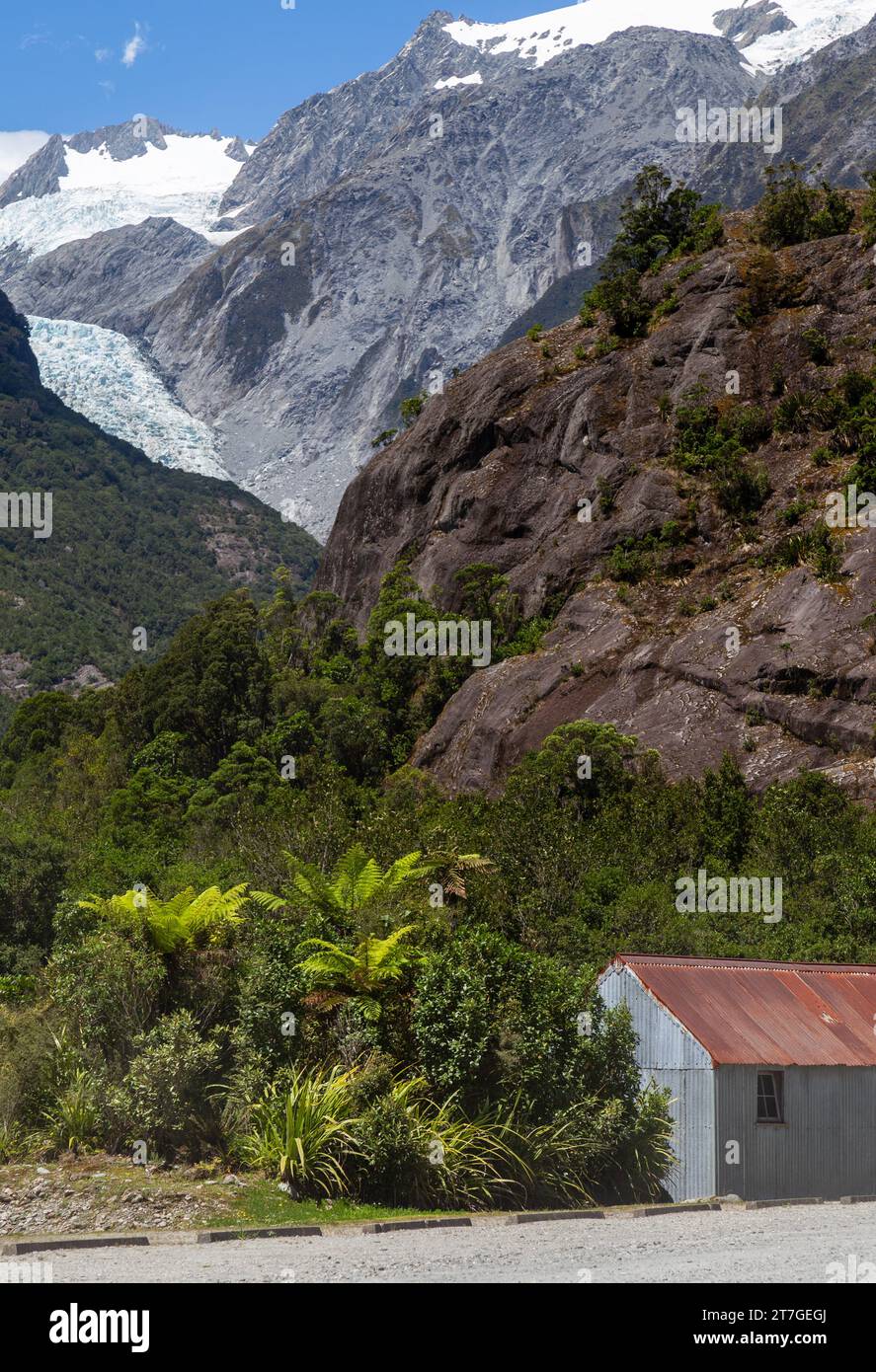 L'area dei ghiacciai Franz Josef è il terzo luogo turistico più visitato della nuova Zelanda un tempo era possibile raggiungere a piedi il ghiacciaio, ma non su di esso. Un deca Foto Stock