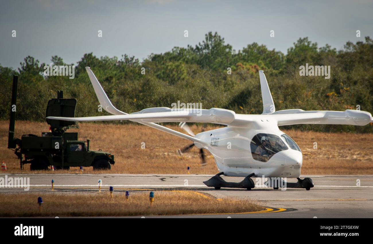 La BETA Technologies Alia Aircraft taxies in dopo un altro volo di prova di successo il 9 novembre presso la Eglin Air Force base, Flag. L'aereo completamente elettrico, situato a Duke Field, a nord di Eglin, utilizza l'unica stazione di ricarica in loco del Dipartimento della difesa per ricaricare le batterie. Il processo richiede circa un'ora. (Foto U.S. Air Force/Samuel King Jr.) Foto Stock