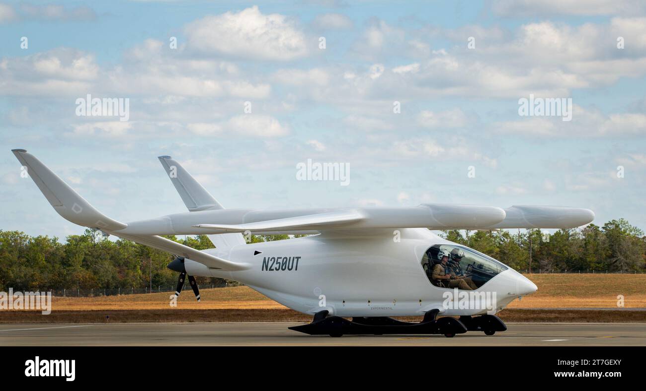 La BETA Technologies Alia Aircraft taxies in dopo un altro volo di prova di successo il 9 novembre presso la Eglin Air Force base, Flag. L'aereo completamente elettrico, situato a Duke Field, a nord di Eglin, utilizza l'unica stazione di ricarica in loco del Dipartimento della difesa per ricaricare le batterie. Il processo richiede circa un'ora. (Foto U.S. Air Force/Samuel King Jr.) Foto Stock