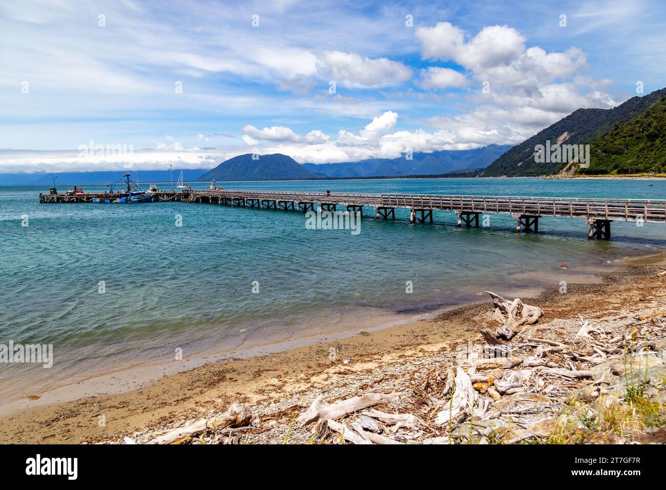 Il villaggio di pescatori di Jackson Bay offre viste spettacolari dell'oceano e delle Alpi meridionali, spesso dipinte di rosa dal sole che tramonta. Foto Stock