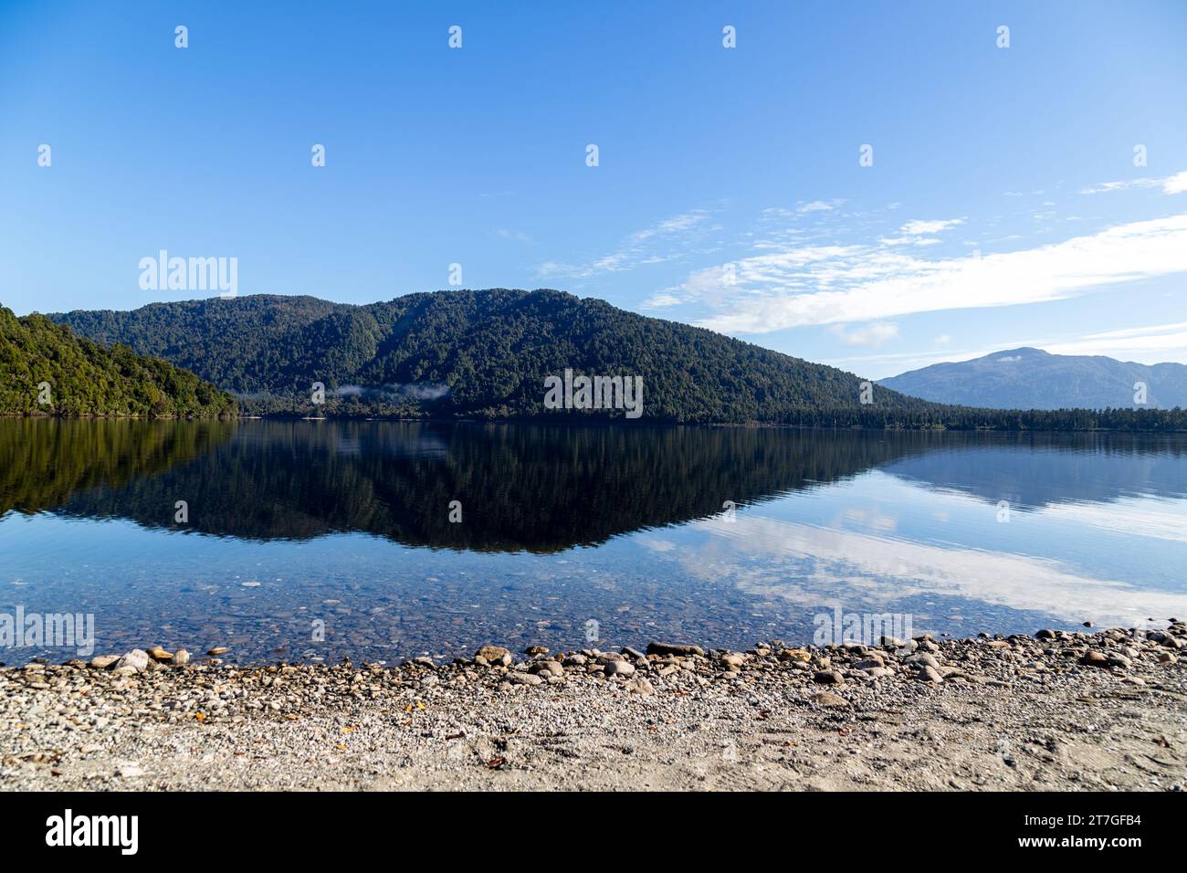 Il lago Rotoiti è situato ai margini del Nelson Lakes National Park e a breve distanza a piedi da St Arnaud Foto Stock