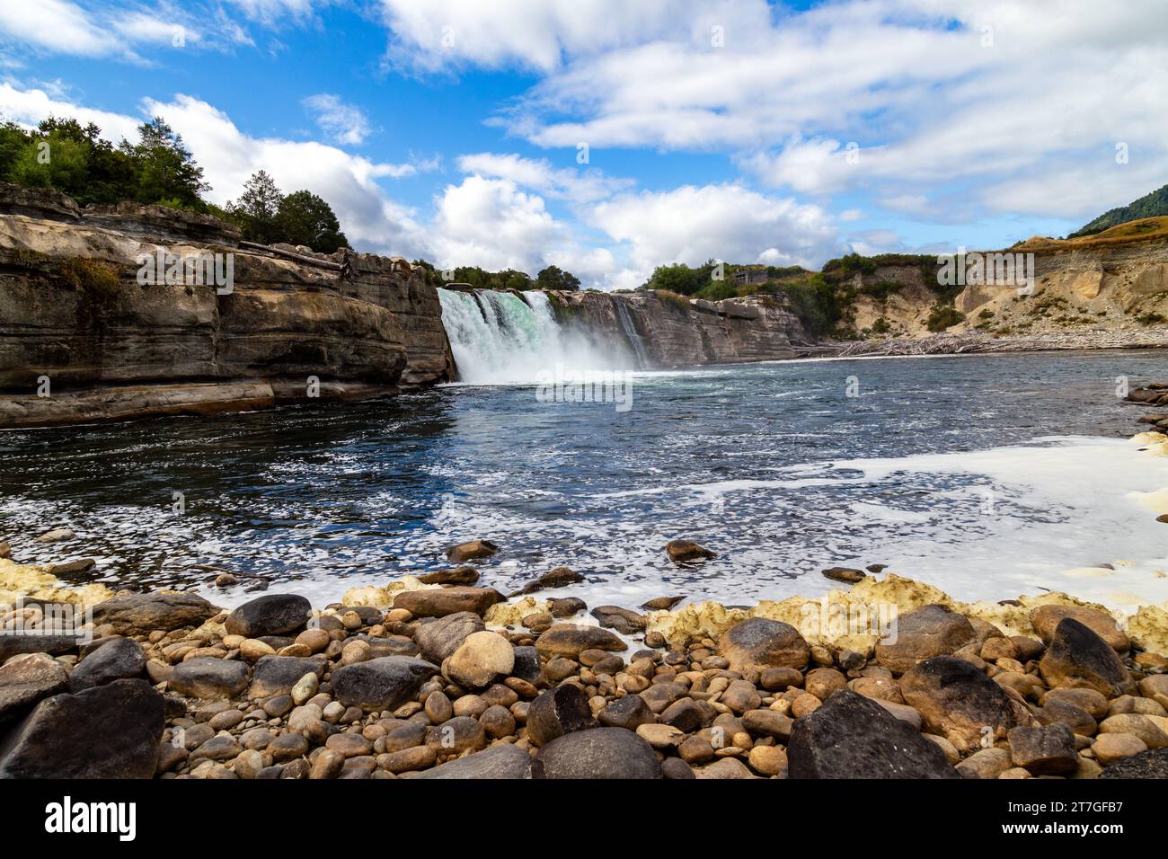 Le Maruia Falls sono state create dal terremoto di Murchison del 1929 quando una scivolata ha bloccato il canale originale. E' fuori dalla Shenandoah Highway sulla strada t Foto Stock