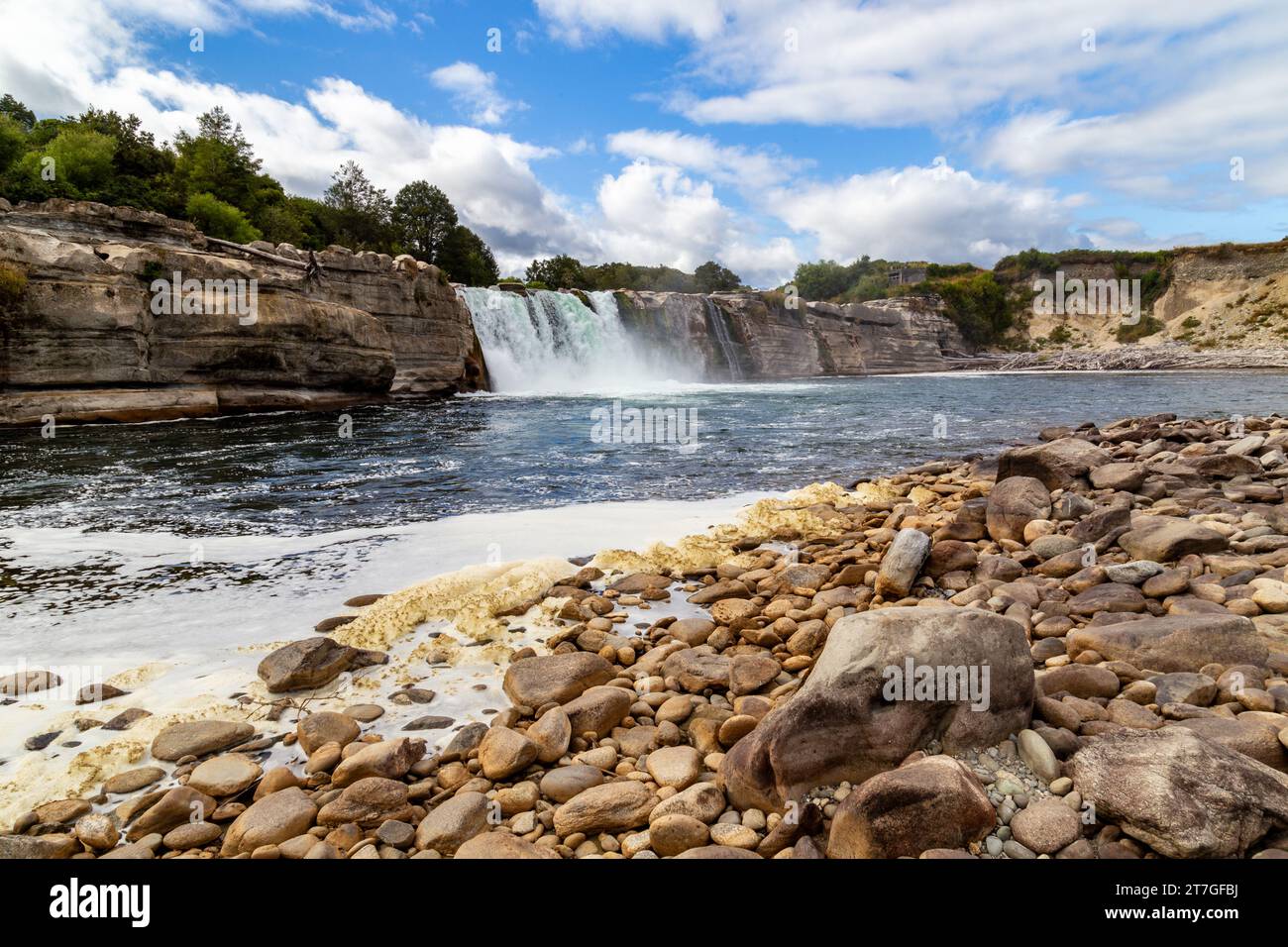 Le Maruia Falls sono state create dal terremoto di Murchison del 1929 quando una scivolata ha bloccato il canale originale. E' fuori dalla Shenandoah Highway sulla strada t Foto Stock