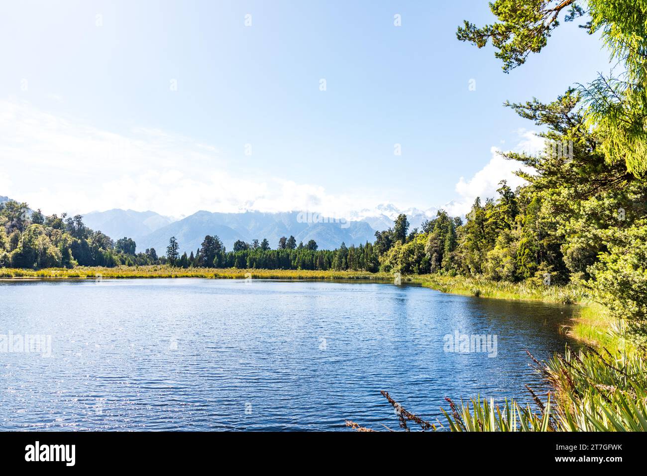 Il lago Matheson è un piccolo lago glaciale nel South Westland, nuova Zelanda, vicino alla cittadina di Fox Glacier. Era un tradizionale luogo di raccolta del cibo Foto Stock