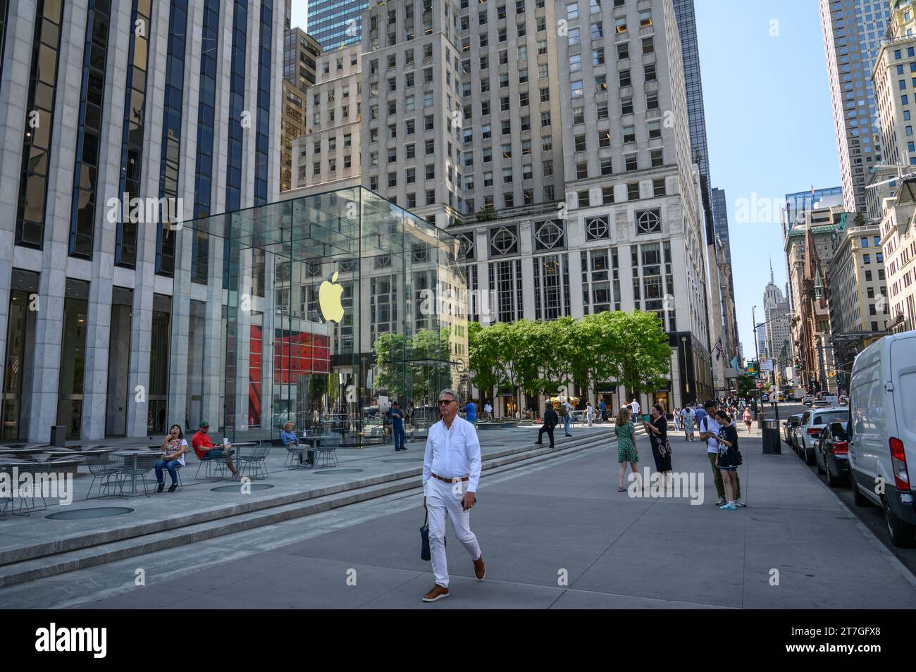 Un uomo che cammina di fronte all'Apple Store sulla Fifth Avenue a New York Foto Stock