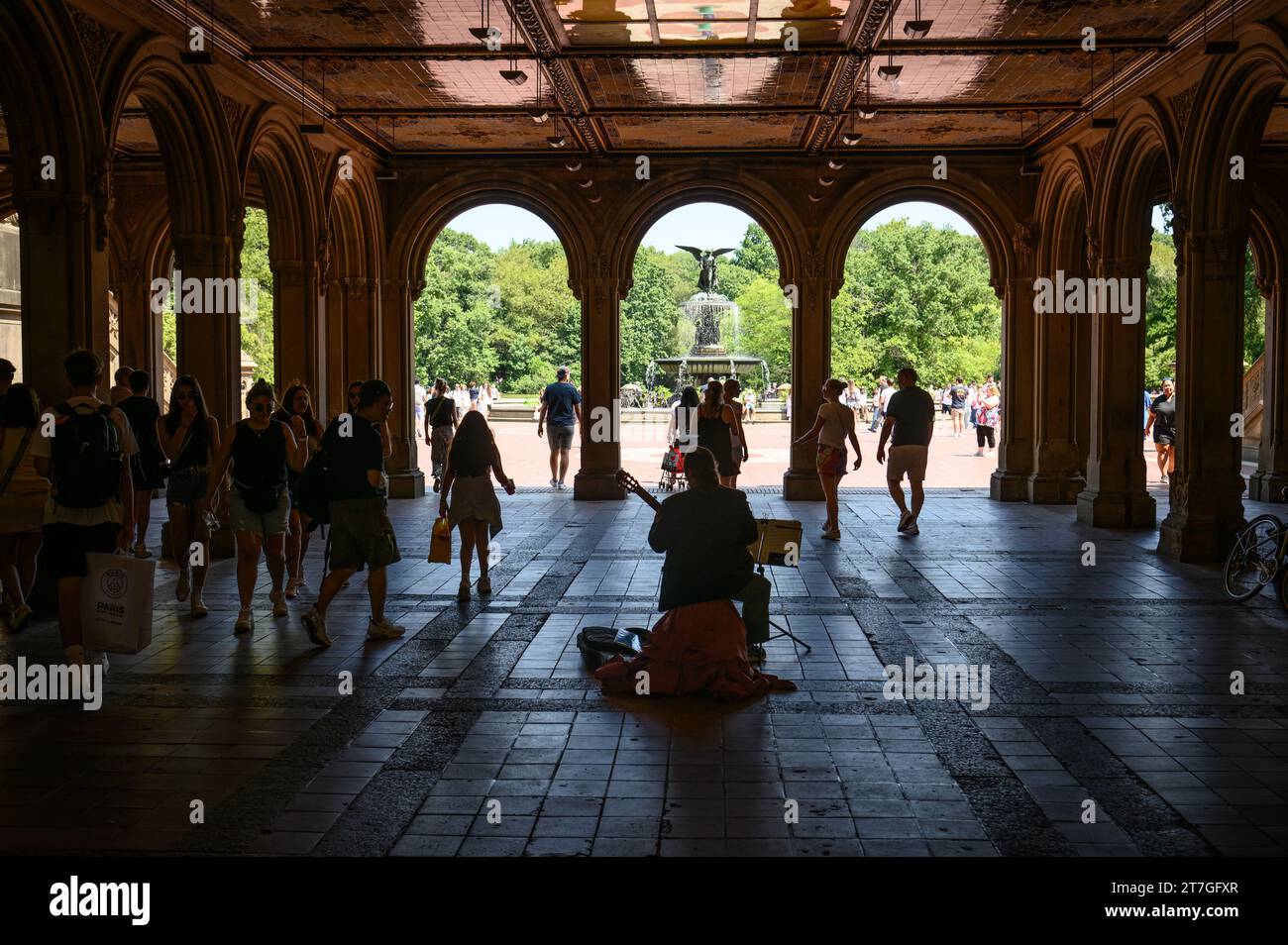 Un uomo che suona la chitarra vicino alla fontana a Central Park, New York Foto Stock