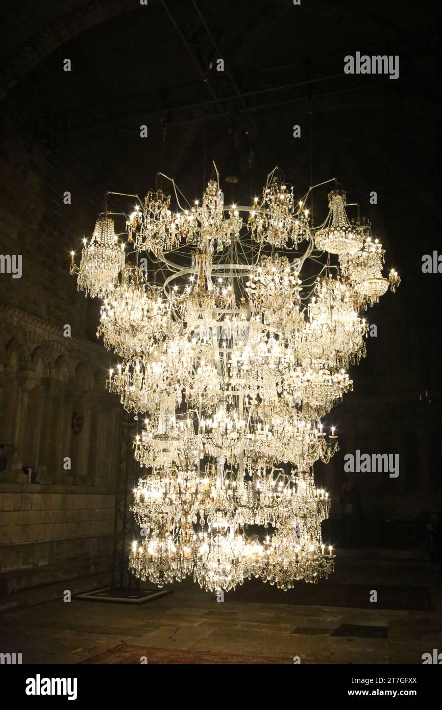 Durham Cathedral: Artist ai Weiwei's, Illuminated Bottle rack, ai Weiwei (CINA) ai Weiwei’s Extraordinary Work, che incorpora 61 lampadari antichi installati nella Chapter House della cattedrale di Durham, Durham City, Regno Unito, 15 novembre 2023, credito: DEW/Alamy Live News Foto Stock