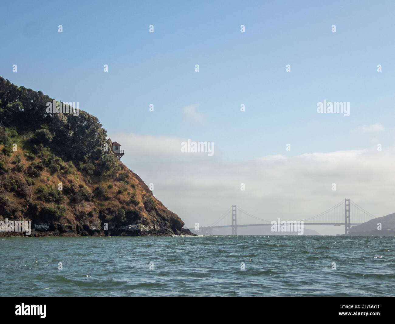Scogliere di Angel Island e vista del Golden Gate Bridge dal lungomare Foto Stock
