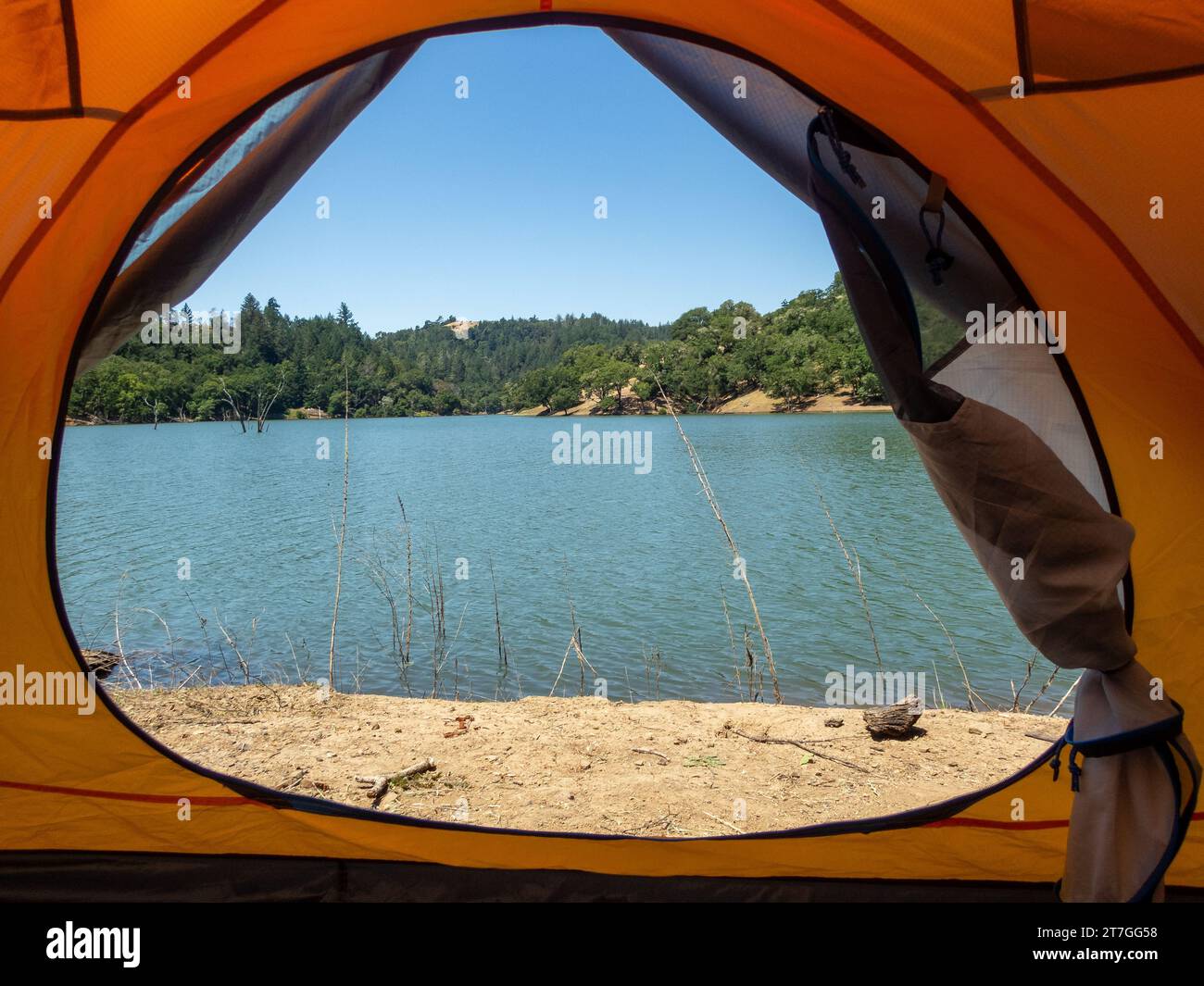 Vista dall'interno della tenda del panoramico lago selvaggio Foto Stock