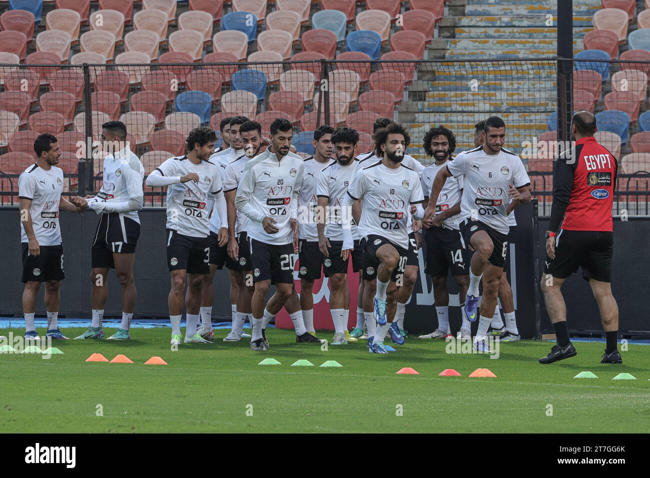 Cairo, Egitto. 15 novembre 2023. I giocatori della nazionale di calcio egiziana partecipano a una sessione di allenamento per le qualificazioni alla Coppa del mondo FIFA 2026 al Cairo, in Egitto, 15 novembre 2023. Credito: Ahmed Gomaa/Xinhua/Alamy Live News Foto Stock