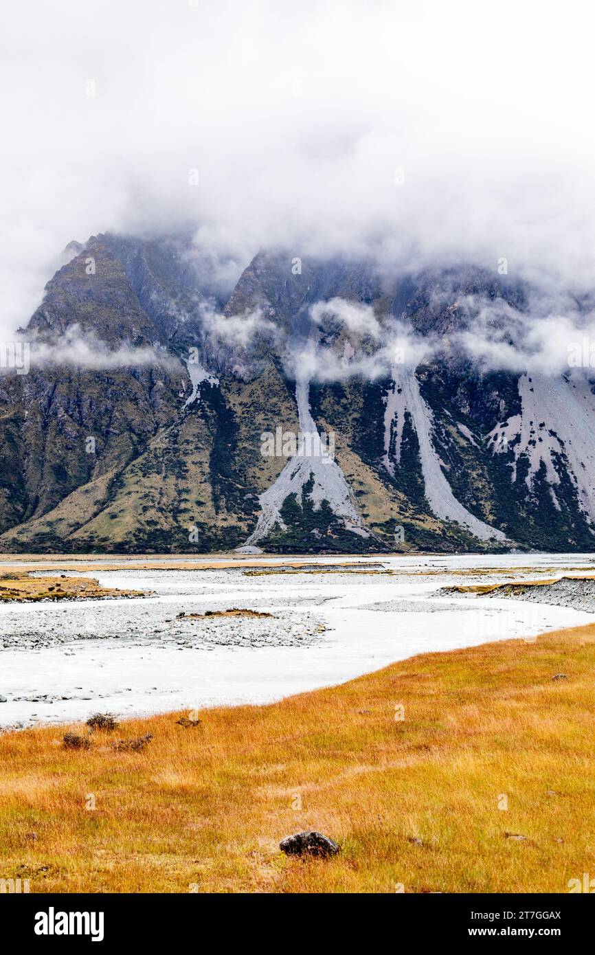 Aoraki o / Mount Cook[a] è la montagna più alta della nuova Zelanda. La sua altezza è di 3.724 metri e si trova sulle Alpi meridionali, la catena montuosa che corre Foto Stock