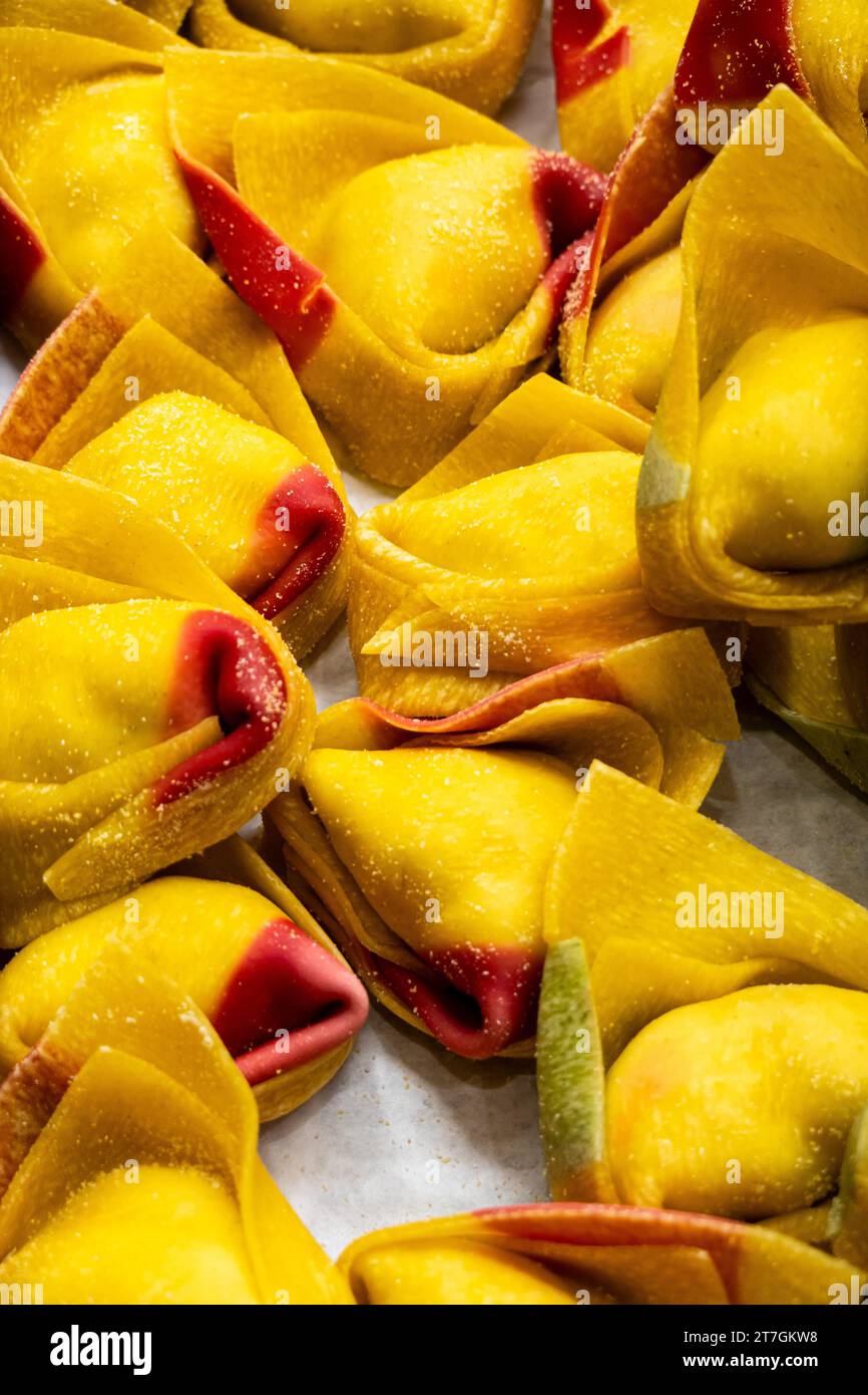Tortelloni Bufala e crudo - Tortelloni con mozzarella di bufala e prosciutto crudo prodotti tipici italiani a Bologna mercato delle Erbe Foto Stock