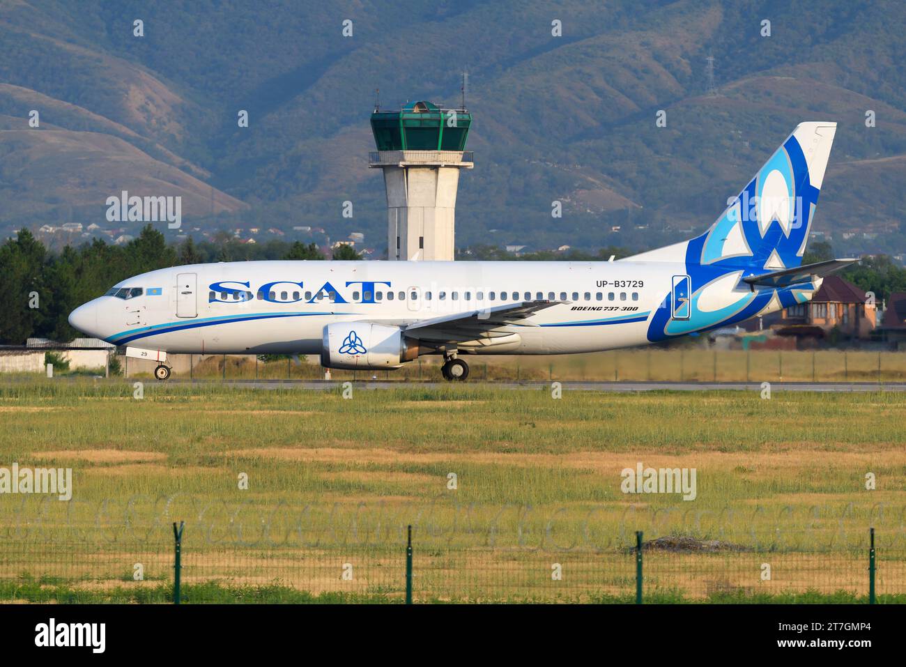 Rullaggio aereo classico Boeing 737-300 di SCAT Airlines nell'aeroporto di Almaty in Kazakistan. Aeromobile 737-300 dello SCAT. Aereo UP-B3729. Foto Stock