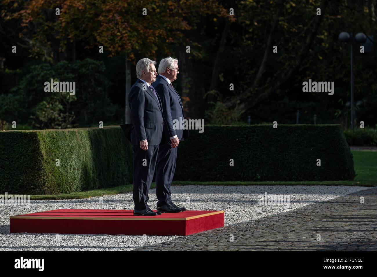 Besuch des finnischen Präsidenten Sauli Niinistö a Bonn. Bundespräsident Frank-Walter Steinmeier und der finnische Präsident Sauli Niinistö vor den Wachsoldaten der Bundeswehr und dem Musikcorps der Bundeswehr. DAS finnische Präsidentenehepaar besuchte gemeinsam mit dem deutschen Bundespräsidenten-Ehepaar Bonn. Bonn Nordrhein-Westfalen Deutschland Nur redaktioneller Gebrauch Credit: Imago/Alamy Live News Foto Stock