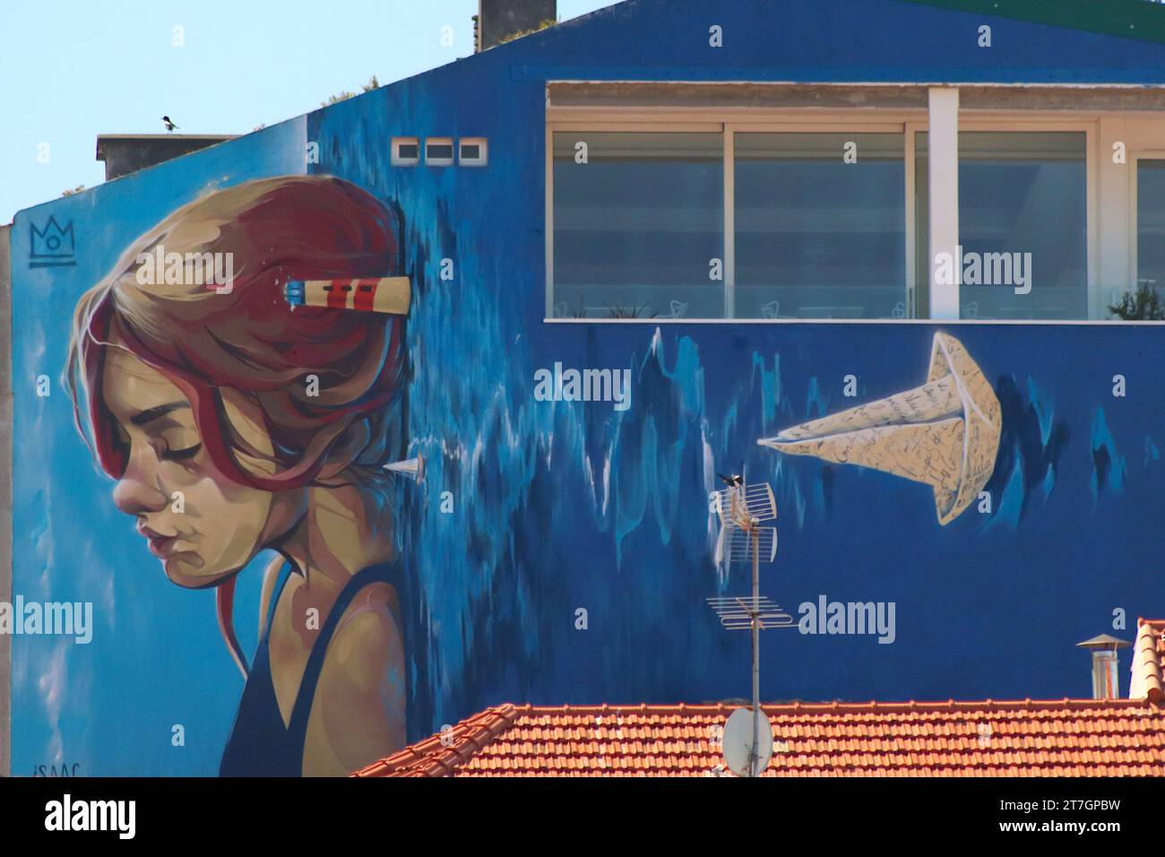 Il grande murale dell'artista spagnolo Grafitti Isaac Mahow dipinto su una parete terminale dell'Hotel Ciudad de Vigo, Spagna entro aprile 2023. Foto Stock