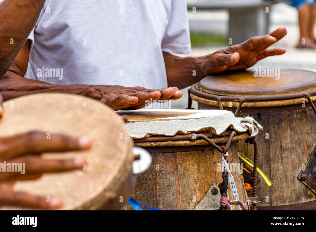 Percussionisti che suonano i loro strumenti durante una performance di capoeira in una piazza Pelourinho nella città di Salvador, Bahia, Brasile Foto Stock