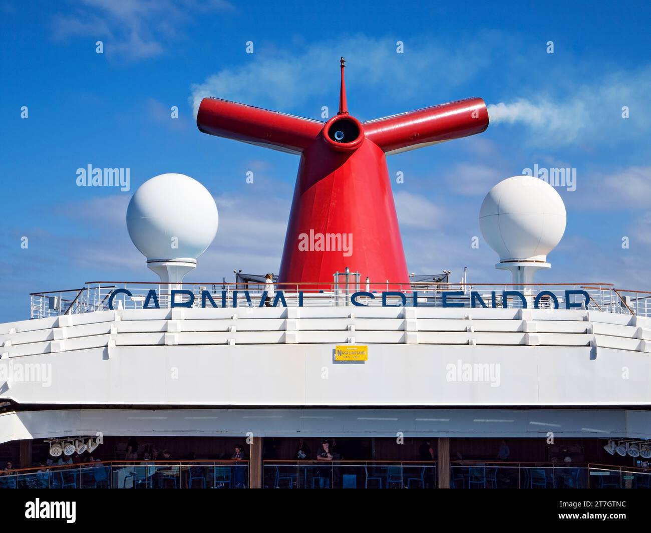 Crociera nel Pacifico del Sud / Vista del ponte superiore e imbuto dello splendore del Carnevale. Foto Stock