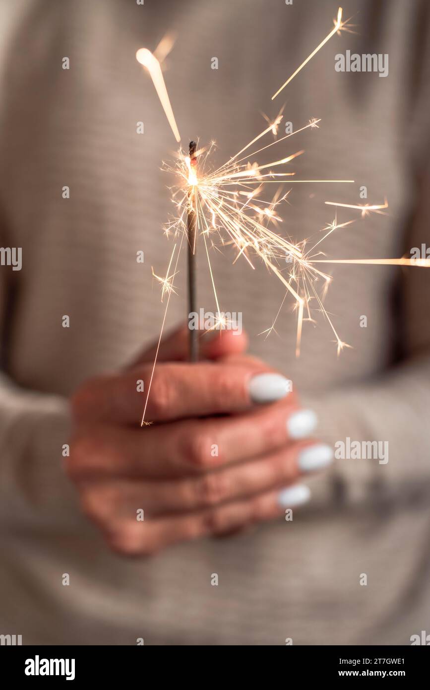 Esplosione sparkler in fiamme tenuta in mano Foto Stock