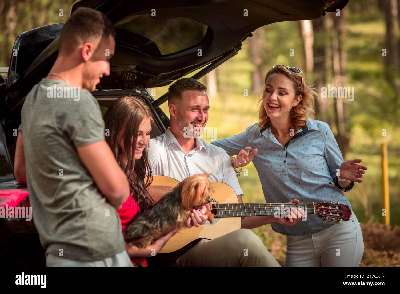 Colpo medio "Happy Friends Outdoors" Foto Stock