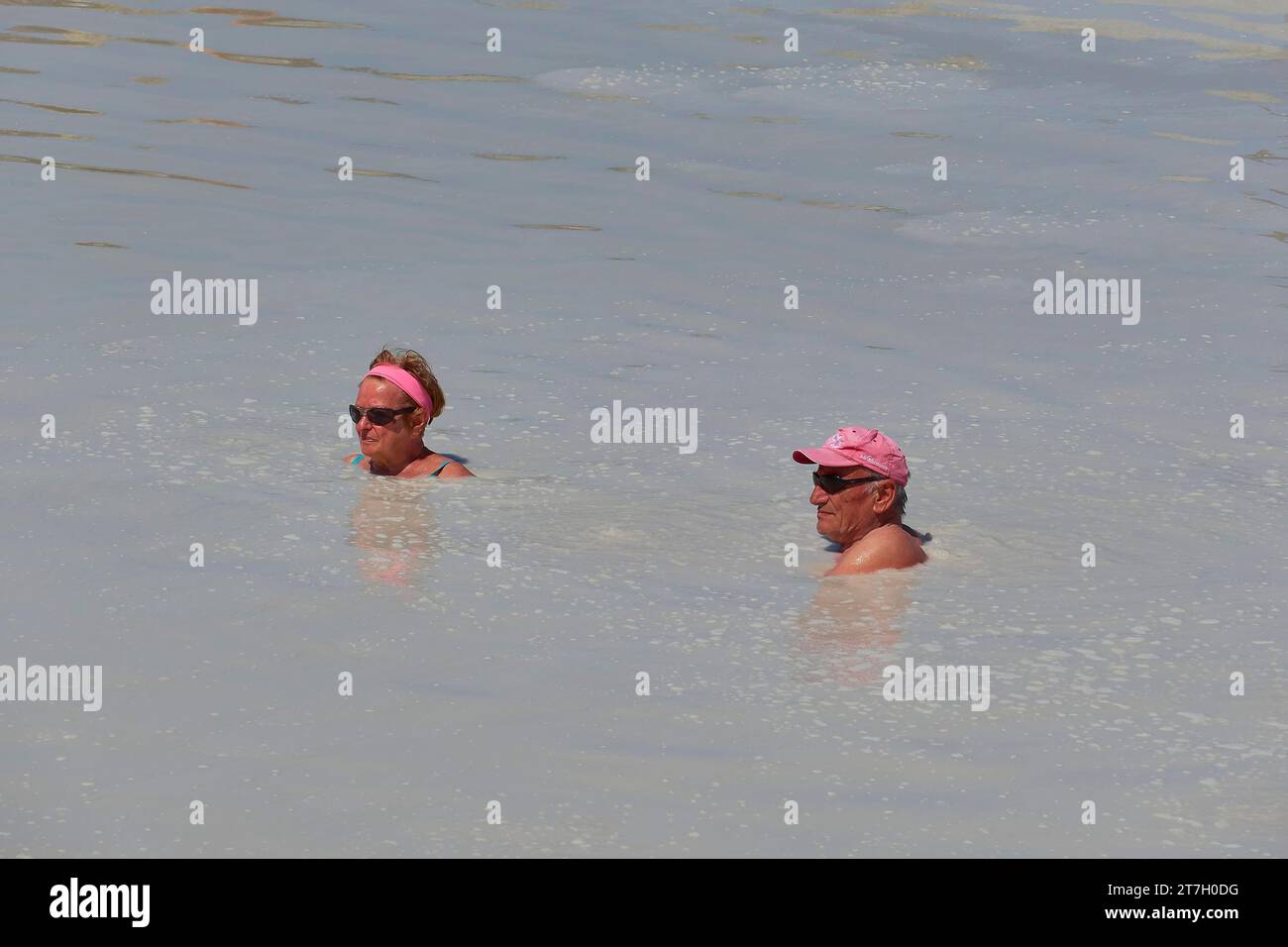 I fanghi di Vulcano, piscina di fango. Coppia anziana, Vulcano, Isole Eolie, Sicilia, Italia Foto Stock