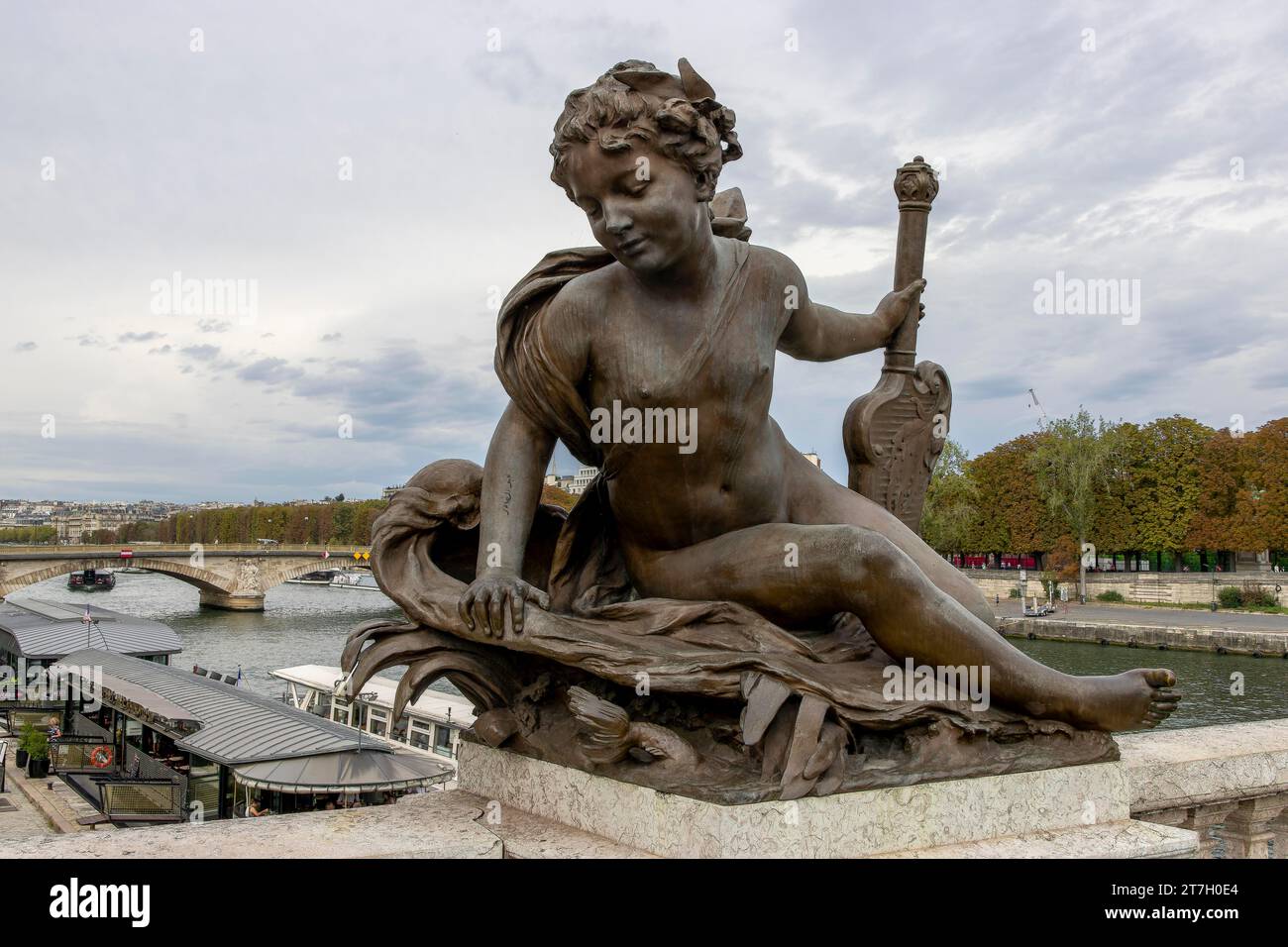 Scultura femminile sul Pont Alexandre III, ponte scolpito neo-barocco, Parigi, Ile-de-France, Francia Foto Stock