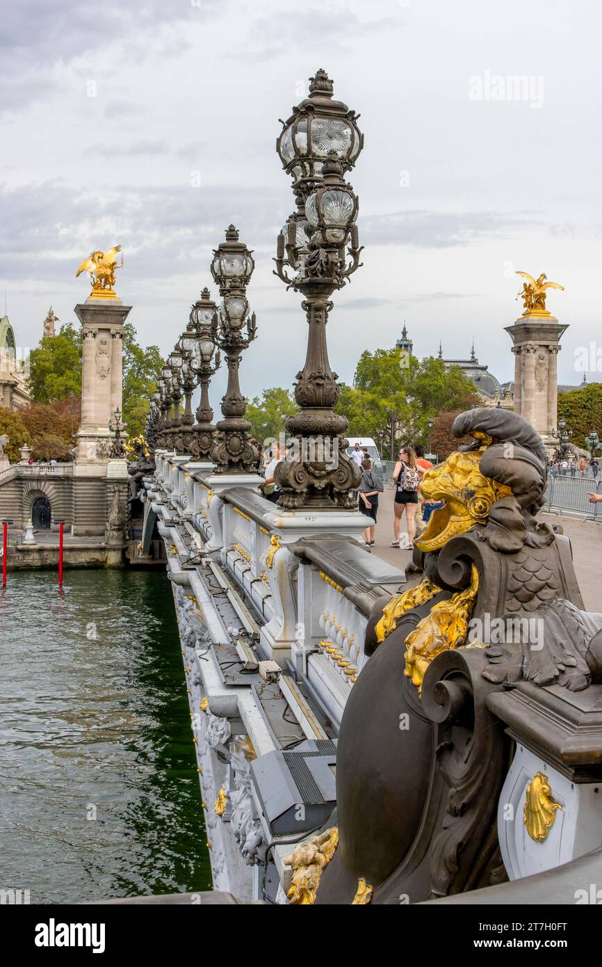 Pont Alexandre III è un ponte costruito in stile neoclassico, Parigi, Ile-de-France, Francia Foto Stock