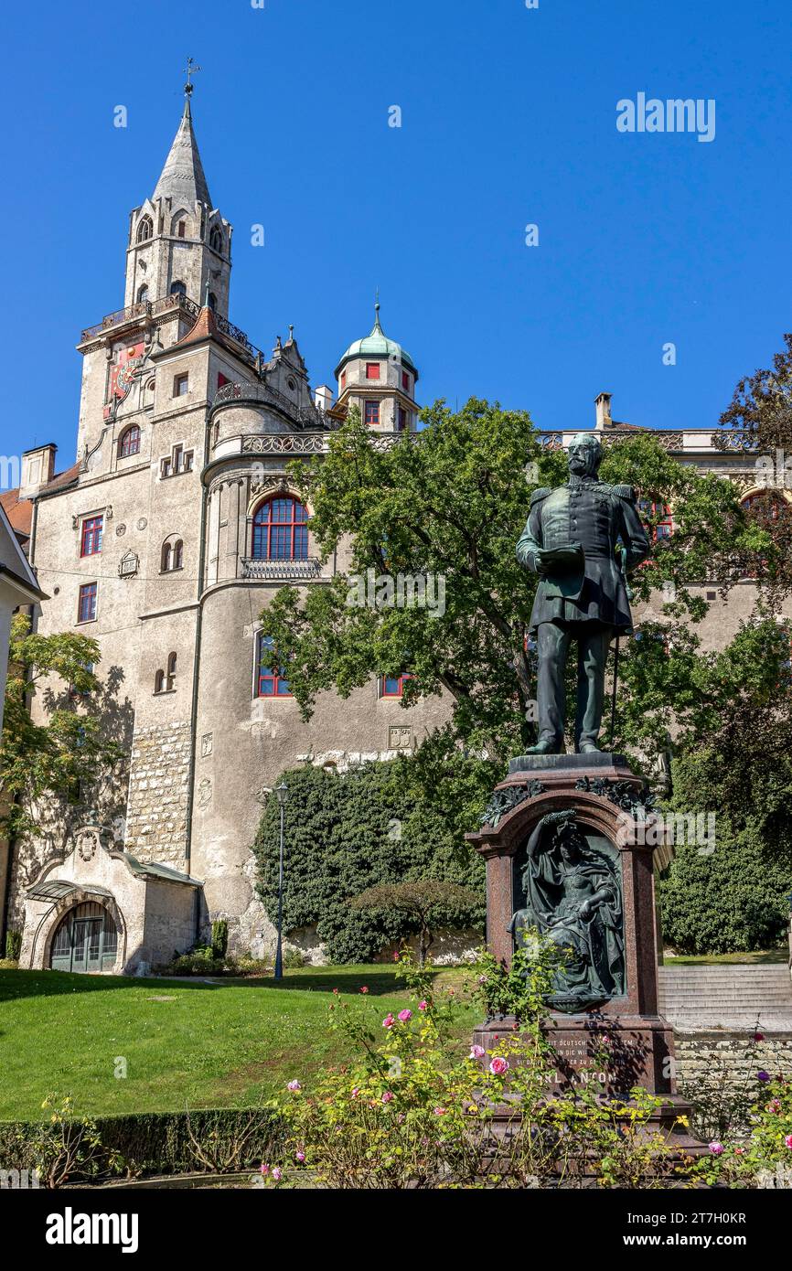 Monumento al principe Karl Anton von Hohenzollern e al castello di Hohenzollern Sigmaringen sullo sfondo, Sigmaringen, Baden-Wuerttemberg, Germania Foto Stock