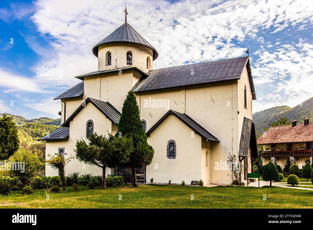 Monastero ortodosso serbo Moraca nel Montenegro centrale, fondato nel 1252, Montenegro, Montenegro Foto Stock