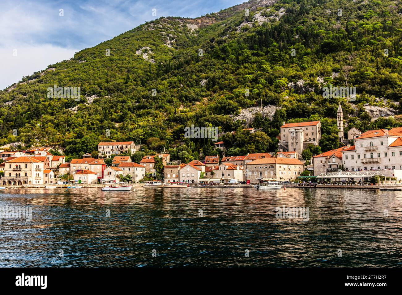 L'ex centro marittimo di Perast con i suoi magnifici edifici e due splendide isole al largo, Montenegro, Perast, Montenegro Foto Stock