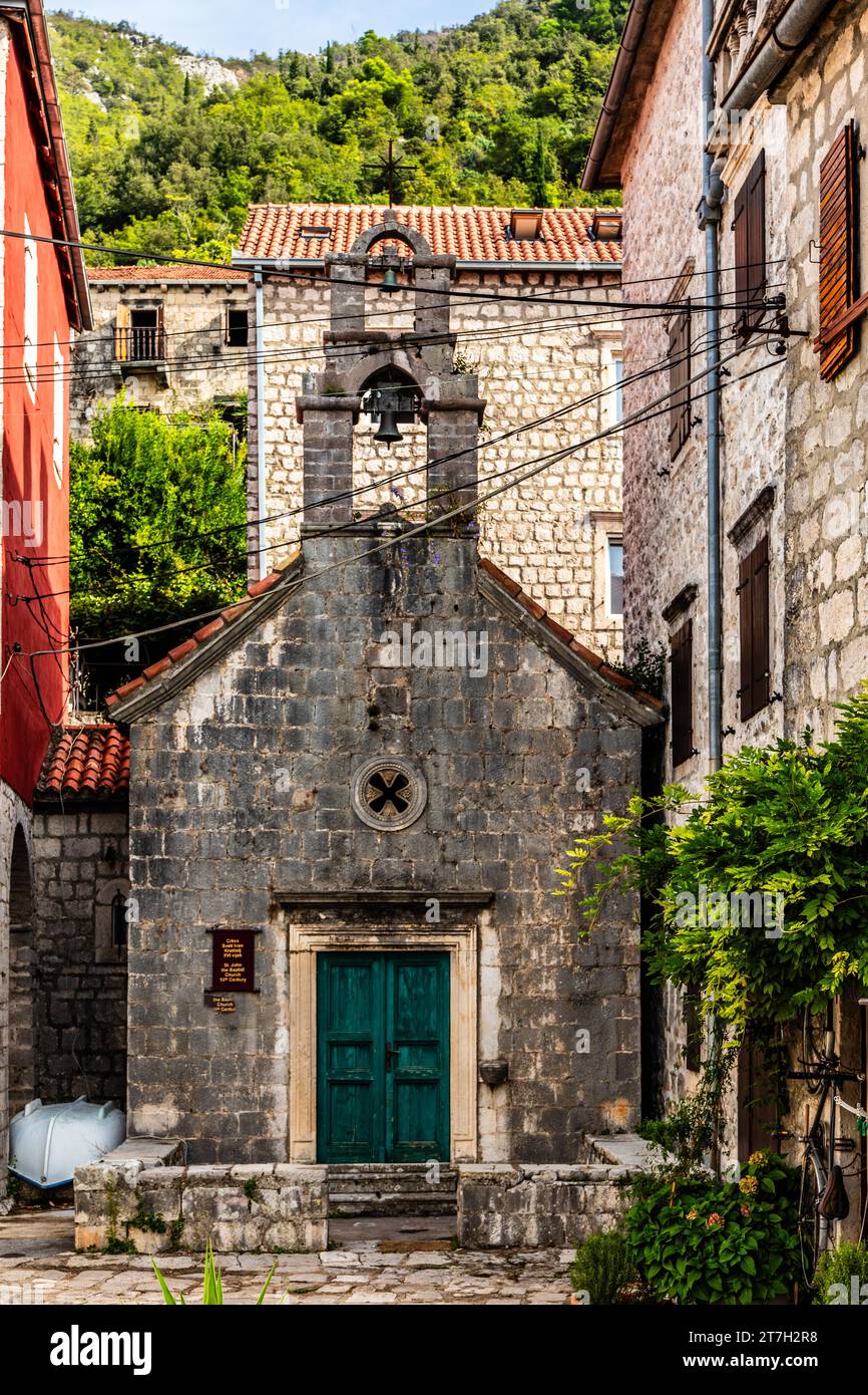 L'ex centro marittimo di Perast con i suoi magnifici edifici e due splendide isole al largo, Montenegro, Perast, Montenegro, Europa Foto Stock