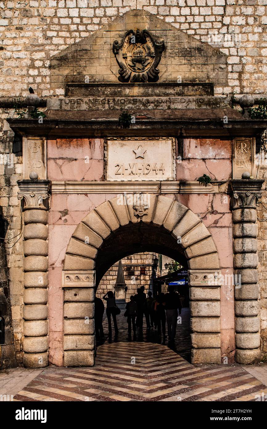 Sea Gate, Morska Vrata, città medievale di Cattaro con vicoli tortuosi, ricca di siti storici, Montenegro, Cattaro, Montenegro Foto Stock