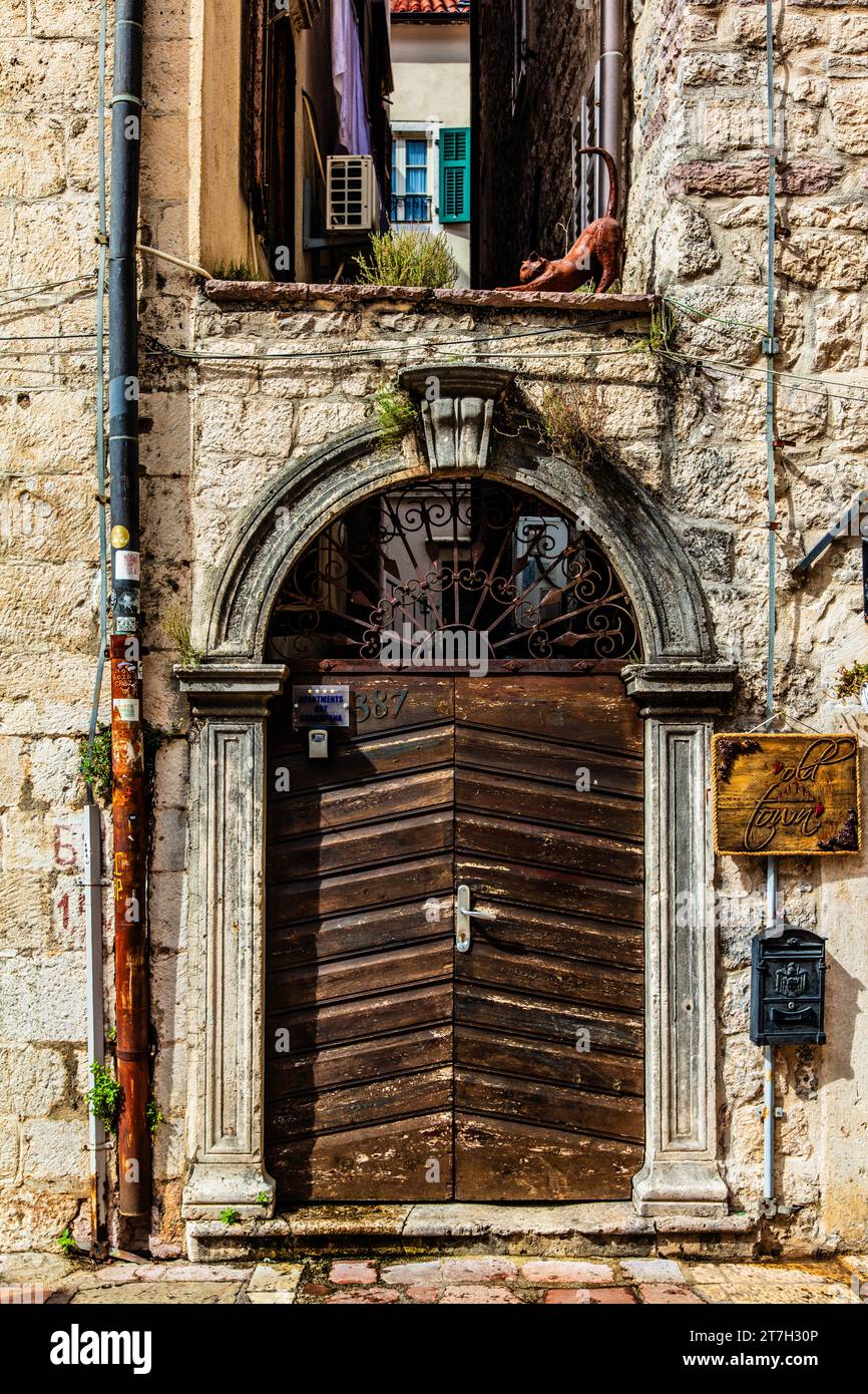 Porta, città medievale di Cattaro con vicoli tortuosi, ricca di siti storici, Montenegro, Cattaro, Montenegro Foto Stock