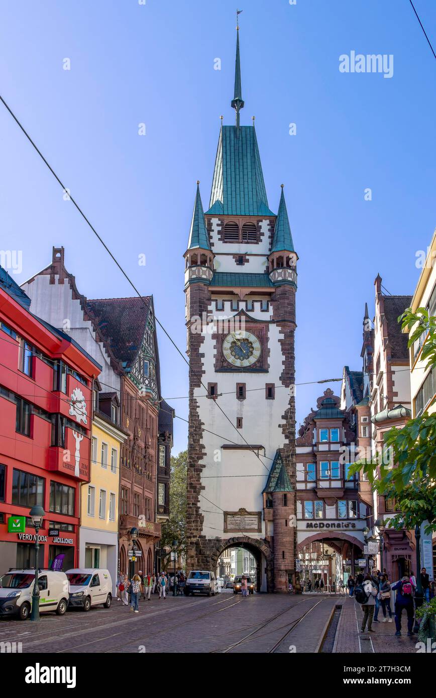 Porta di San Martino e edifici a Kaiser-Joseph-Strasse, città vecchia, Friburgo in Brisgovia, Baden-Wuerttemberg, Germania Foto Stock