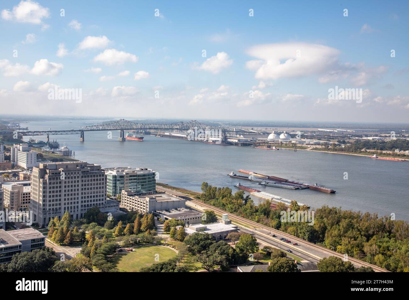 Vista dalla torre del campidoglio di Baton Rouge al fiume Mississippi e alla città, Louisiana Foto Stock