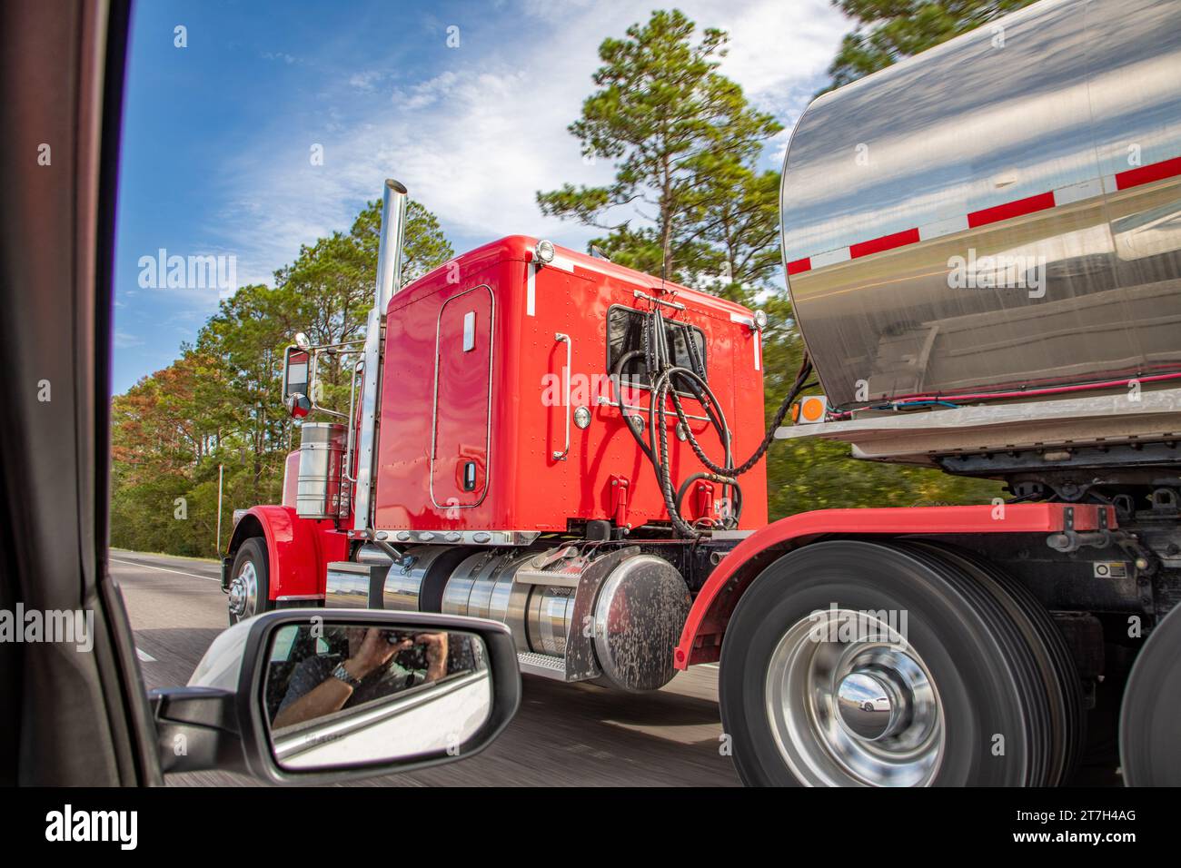 Grande camion rosso americano in autostrada sorpassato da un'auto prvate, USA Foto Stock