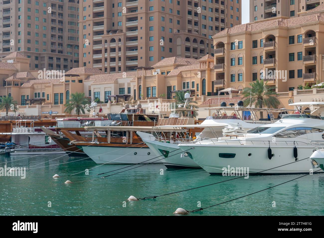 Doha, Qatar - 11 novembre 2023: La perla a Doha. Vista della Marina e degli edifici residenziali a Porto Arabia Pearl Qatar Foto Stock