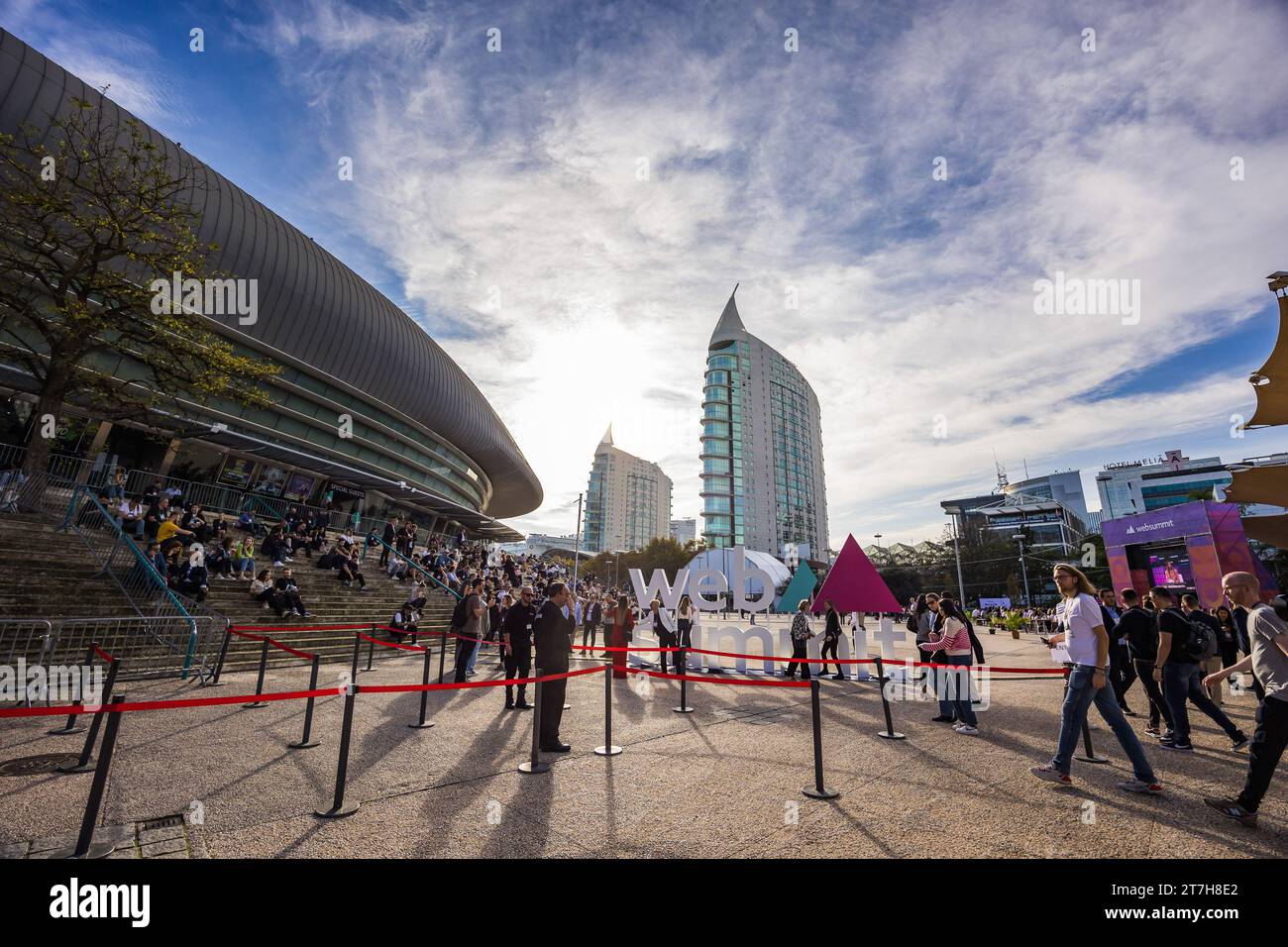 Lisbona, Portogallo. 15 novembre 2023. I partecipanti posano per una foto accanto al logo del Web Summit all'esterno dell'Altice Arena durante il terzo giorno del Web Summit 2023. (Foto di Henrique Casinhas/SOPA Images/Sipa USA) credito: SIPA USA/Alamy Live News Foto Stock