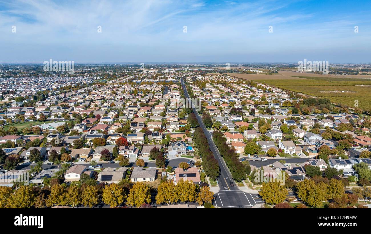 Immagini aeree su un sobborgo di Brentwood, California, con un cielo blu, strade e case e spazio per il testo in cima. Foto Stock