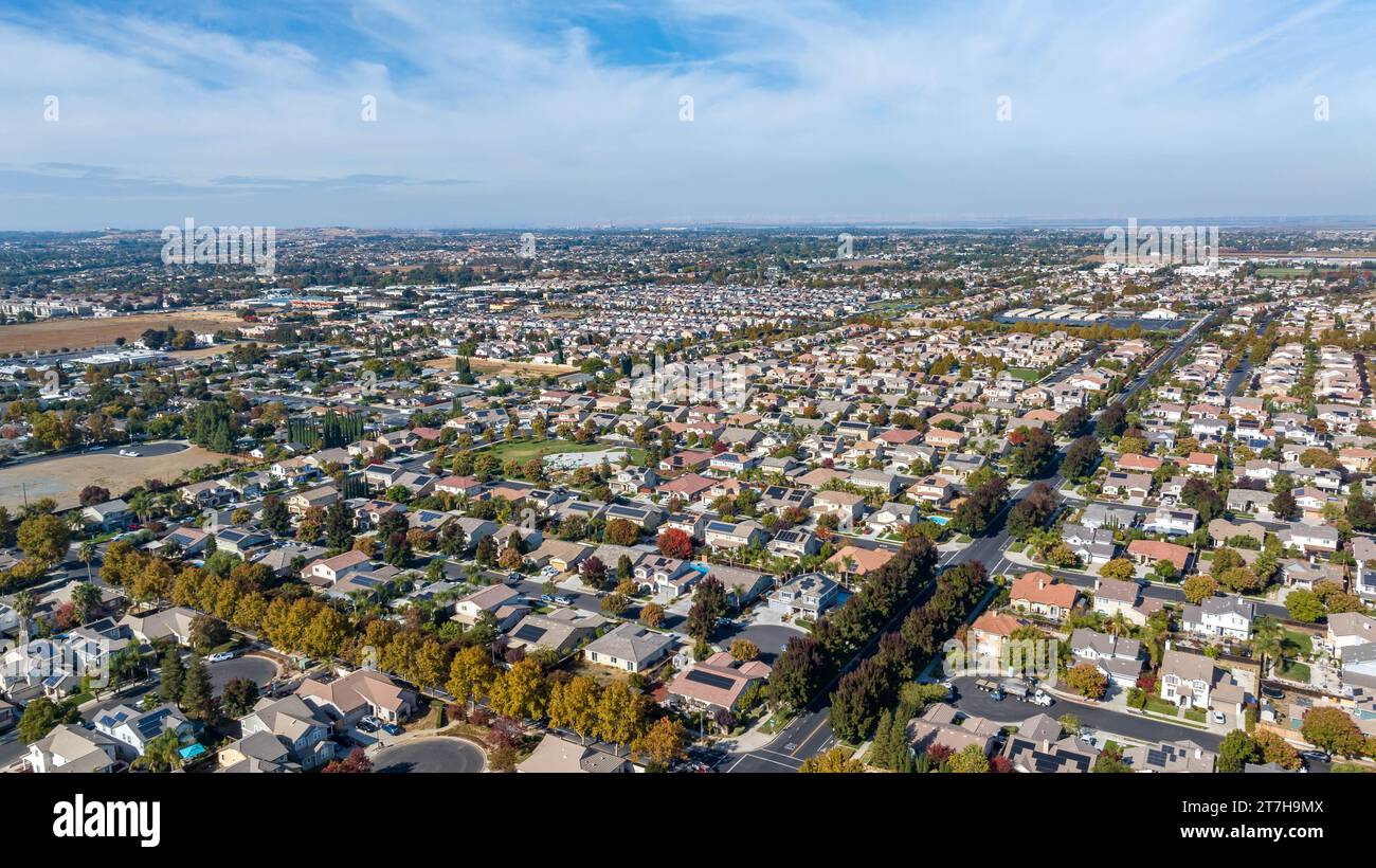 Immagini aeree su un sobborgo di Brentwood, California, con un cielo blu, strade e case e spazio per il testo in cima. Foto Stock