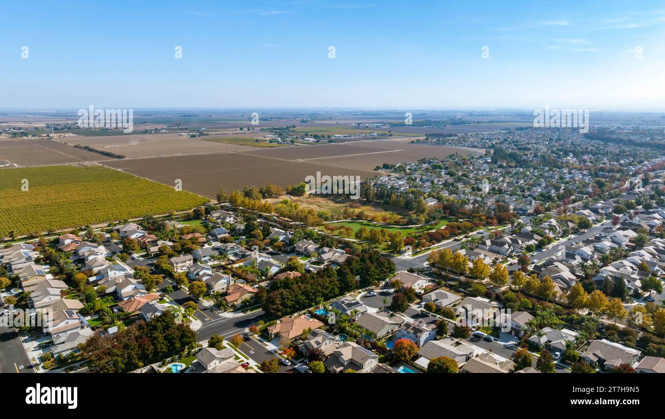 Immagini aeree su un sobborgo di Brentwood, California, con un cielo blu, strade e case e spazio per il testo in cima. Foto Stock
