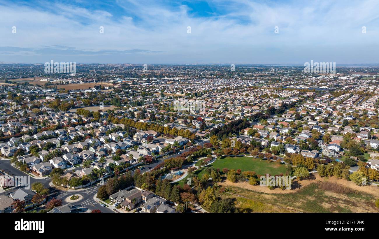 Immagini aeree su un sobborgo di Brentwood, California, con un cielo blu, strade e case e spazio per il testo in cima. Foto Stock