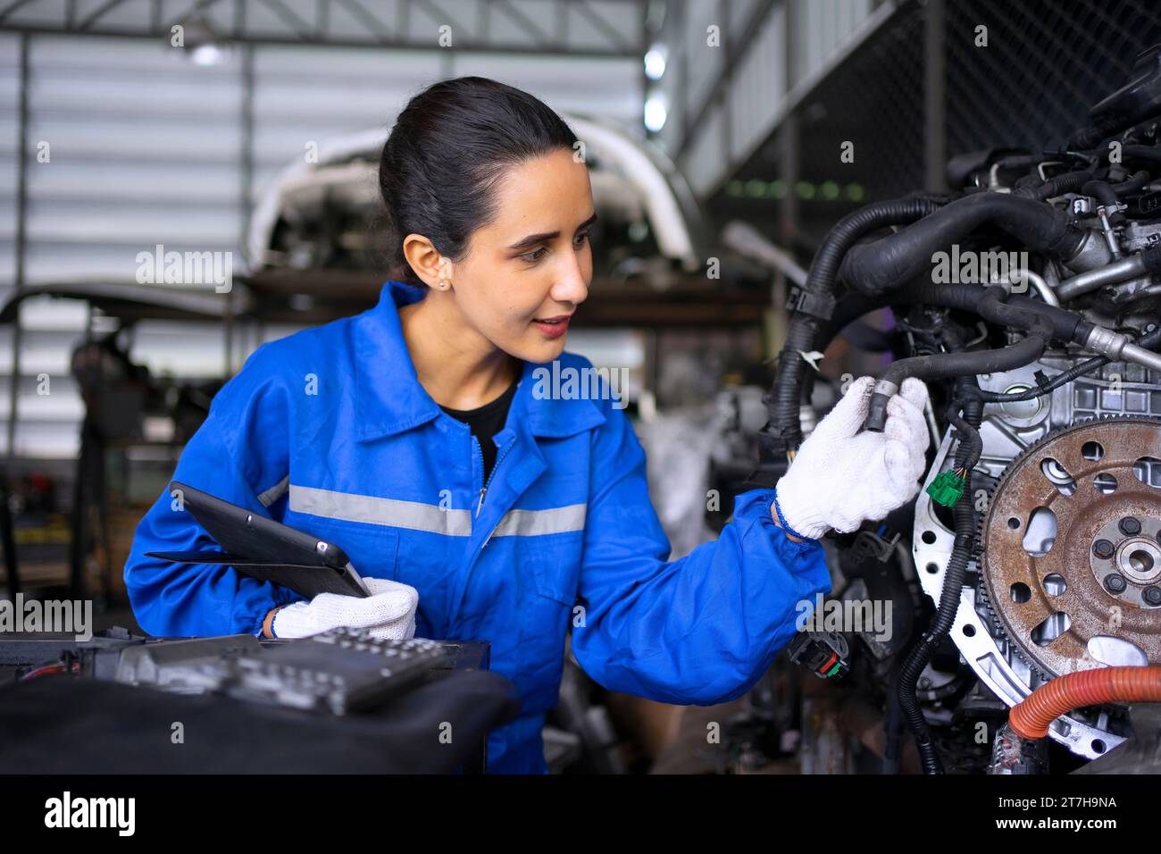 Lavoro meccanico presso un'officina di riparazione auto. Concetto di piccola impresa e ingegneria. Foto Stock