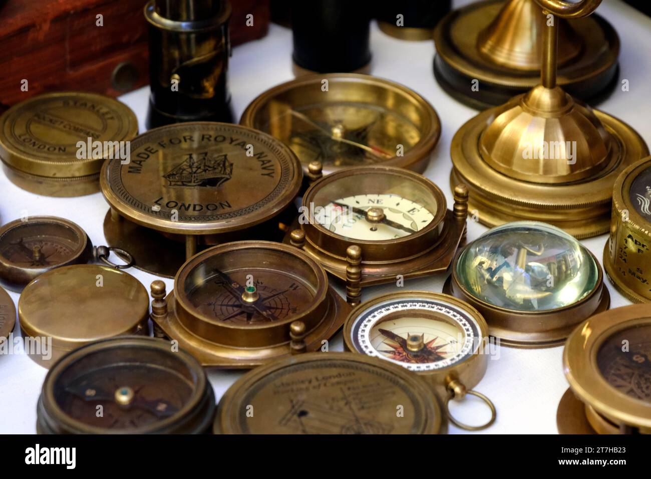 Pune, Maharashtra - 03 novembre 2023, vendita di orologi antichi / orologi / bussola / in fiera dell'artigianato artistico, Pune, India. Foto Stock