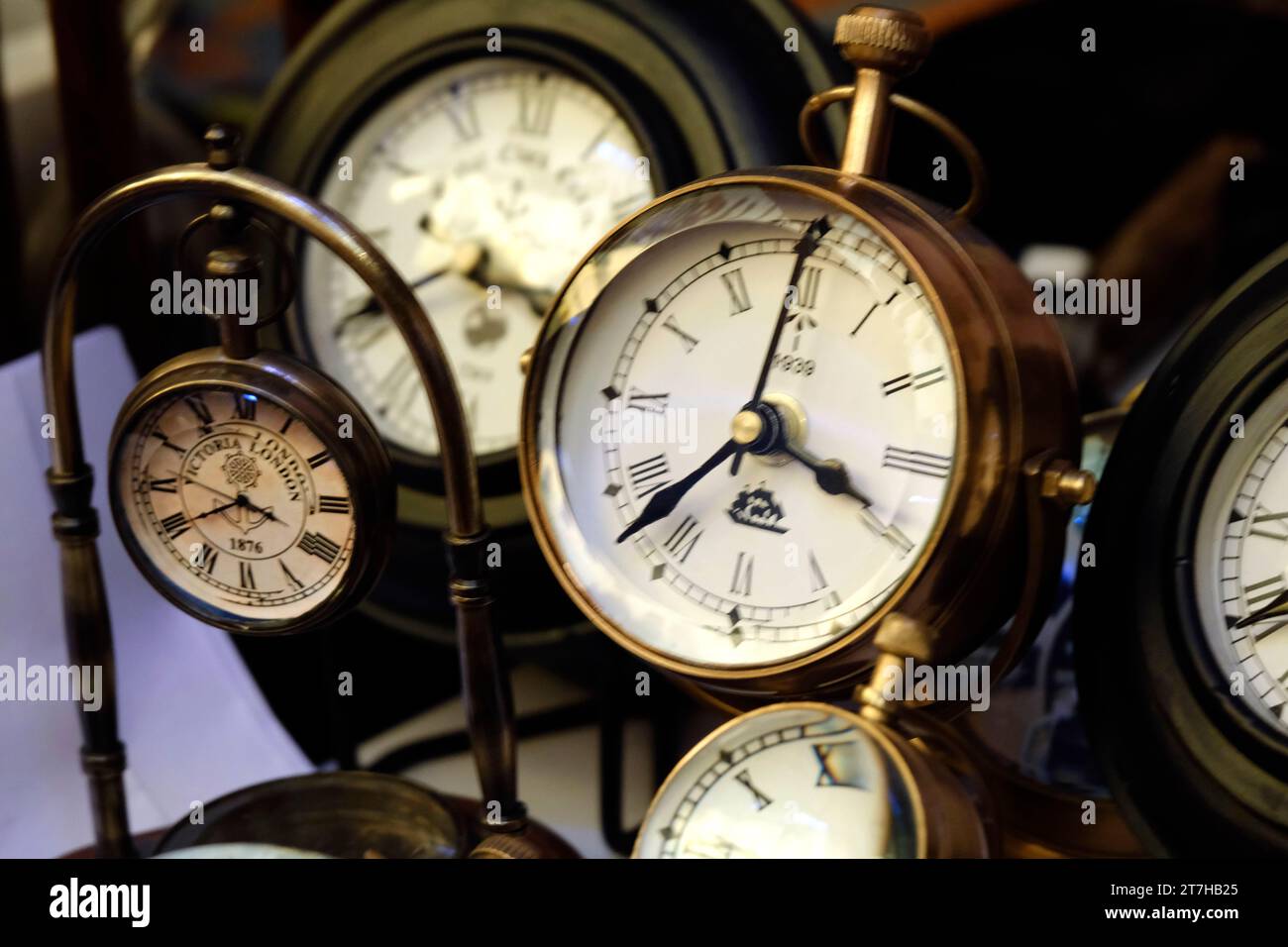 Pune, Maharashtra - 03 novembre 2023, vendita di orologi antichi / orologi / bussola / in fiera dell'artigianato artistico, Pune, India. Foto Stock