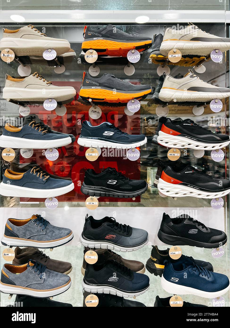 Budva, Montenegro - 25 dicembre 2022: Assortimento di sneakers da uomo sugli scaffali del negozio Foto Stock