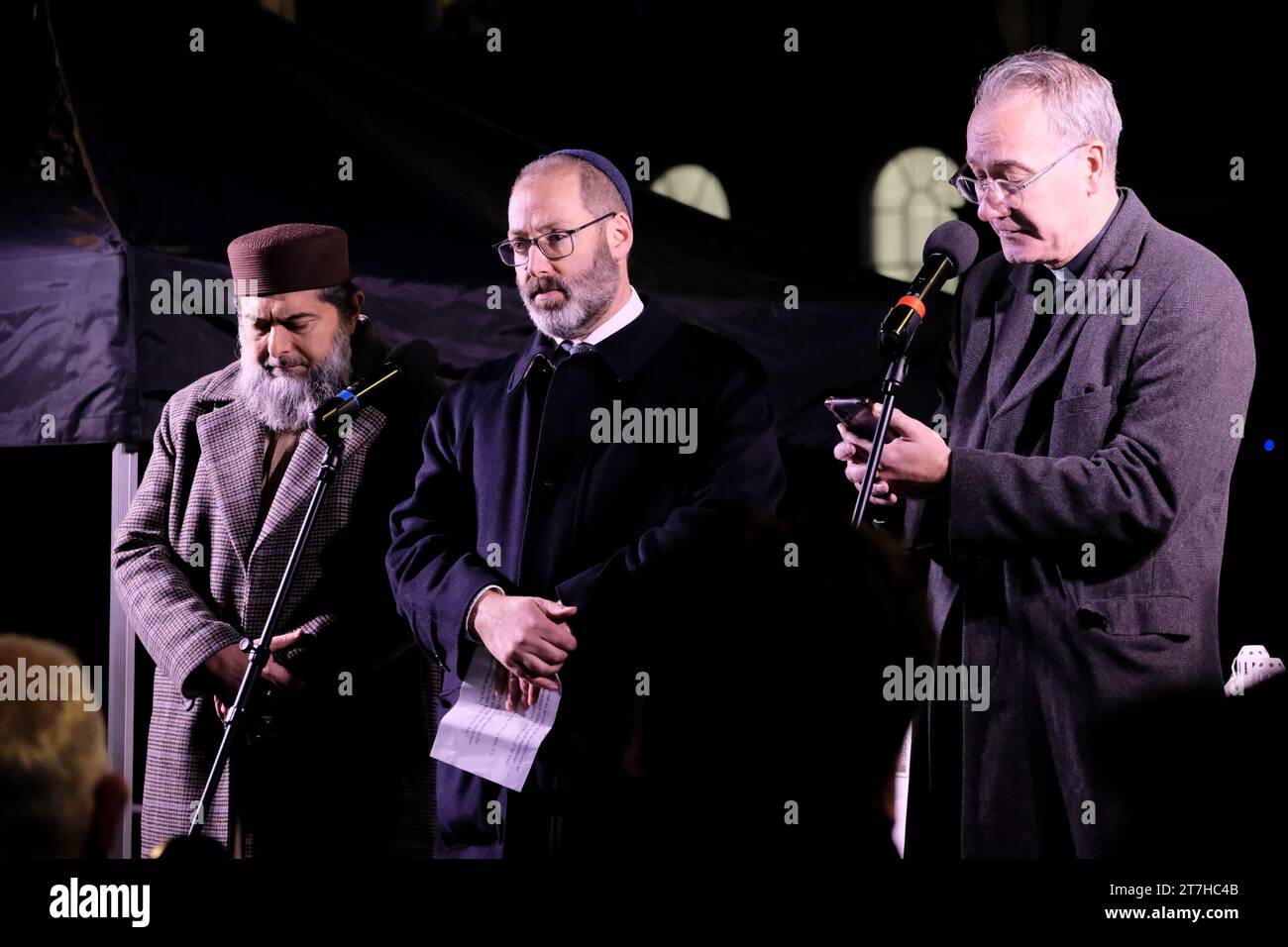 Londra, Regno Unito. 15 novembre. Membri del pubblico, parlamentari, fede e leader della comunità hanno preso parte all'evento "Humanity Not Hatred" di fronte a Downing Street, per ricordare tutte le vittime del conflitto israelo-Hamas. Credito: Fotografia dell'undicesima ora/Alamy Live News Foto Stock