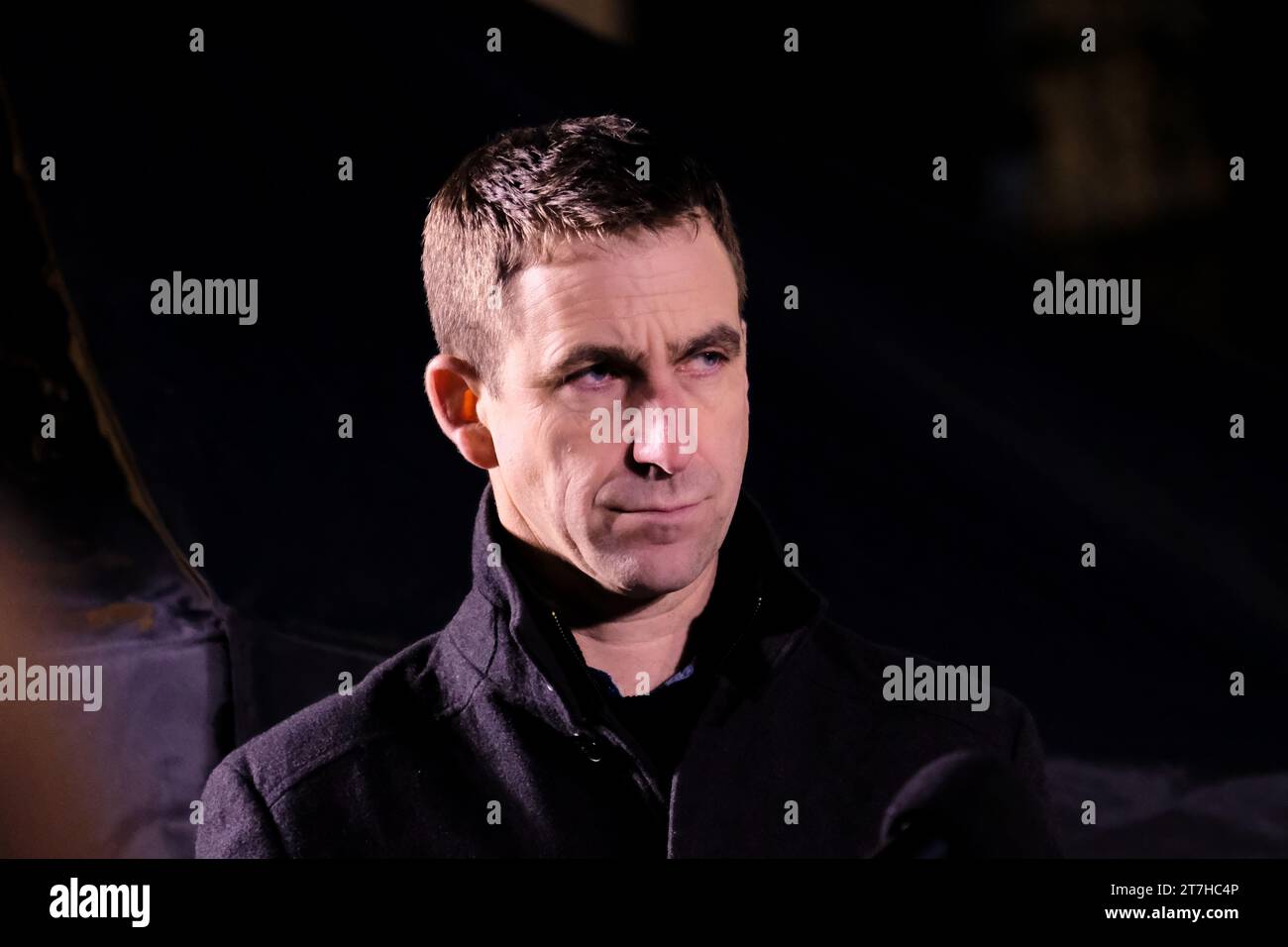 Londra, Regno Unito. 15 novembre. Membri del pubblico, parlamentari, fede e leader della comunità hanno preso parte all'evento "Humanity Not Hatred" di fronte a Downing Street, per ricordare tutte le vittime del conflitto israelo-Hamas. Credito: Fotografia dell'undicesima ora/Alamy Live News Foto Stock